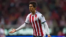 Juan Macías en un partido con Chivas en el Apertura 2017