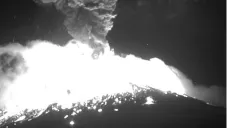 Momento en que el Popocatépetl hace explosión