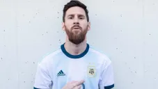 Messi luce la nueva camiseta de Argentina