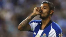 Tecatito Corona festeja un gol con el Porto