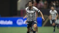 Rodolfo Pizarro conduce el balón en juego de Rayados