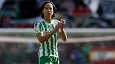 Lainez aplaude tras un partido del Betis