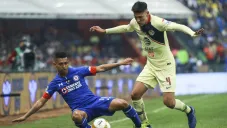 Elías pelea el balón frente a Edson Álvarez