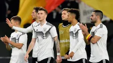 Jugadores de Alemania agradecen a la afición en juego amistoso