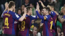 Jugadores del Barcelona festejan gol