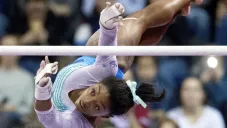 Simone Biles durante una competencia de gimnasia