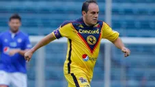 Blanco conduce el balón en un juego de leyendas