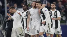 Jugadores de la Juventus junto a CR7 al final de un partido