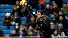 Courtois lanza un balón en partido del Real Madrid