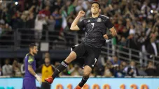 Raúl Jiménez festeja su gol ante Chile