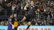 Raúl Jiménez en festejo de gol contra Chile