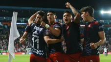 Jugadores de Chivas celebran anotación