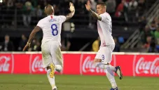 Castillo festeja su tanto ante el Tri con Vidal