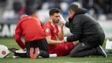 Fabian Schar es atendido tras golpe en la cabeza