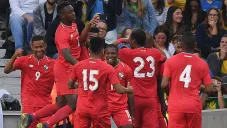 Jugadores de Panamá festejan gol contra Brasil