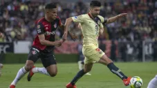 Oribe conduce el esférico en duelo contra Atlas en Liga MX
