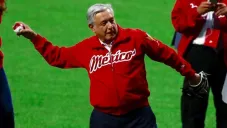 AMLO lanza la primera bola del partido de Diablos