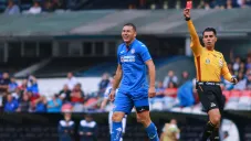 Aguilar ve la tarjeta roja durante el juego ante Pachuca en el Azteca