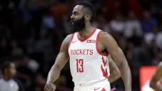 James Harden celebra una canasta con los Rockets