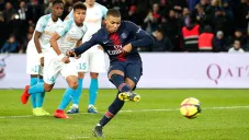 Kylian Mbappé realiza un disparo de penalti