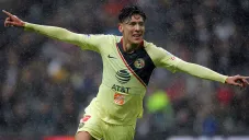 Edson Álvarez celebrando un gol con el América
