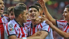Pulido celebra una anotación con Chivas en el C2019