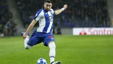 Herrera saca disparo de larga distancia en partido de Champions