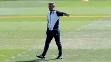 Pedro Caixinha da indicaciones en el entrenamiento de Cruz Azul