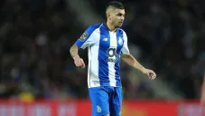 Tecatito disputa un duelo con el Porto en Portugal