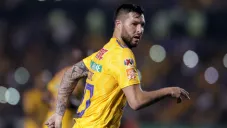 Gignac corre durante un partido de la Liga MX