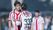 Jugadores Sub 17 de Chivas durante un partido