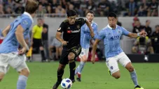 Carlos Vela conduce el balón durante un juego con LAFC