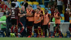 Abel Braga es abrazado por sus jugadores