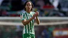 Lainez aplaude tras un partido del Betis