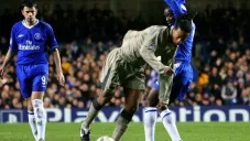 Ronaldinho y Makelele luchan por la esférica