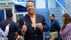 Alfredo Adame posa para la foto