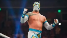 Sin Cara en una lucha con la WWE