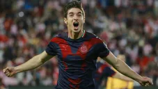 Isaac Brizuela festeja un gol con Chivas