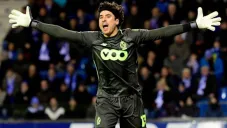 Ochoa durante un duelo con el Standard en Bélgica