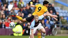 Jiménez intenta hacerse del balón ante un defensa del Burnley