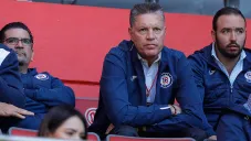 Peláez observa un partido de Cruz Azul