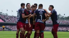 Chivas celebrando el gol de Sandoval ante Pumas