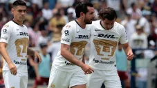 Pumas festeja gol de Luis Quintana frente a Chivas
