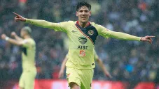 Edson Álvarez celebra un gol con América