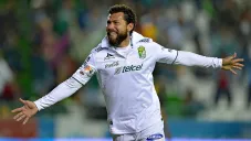Sabah celebra un gol con el León
