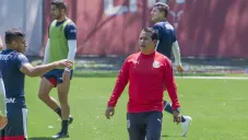 Coyote dirige una sesión de Chivas en Verde Valle