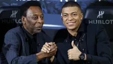 Pelé junto a Kylian Mbappé durante una conferencia de prensa