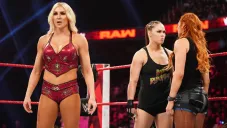 Charlotte, Ronda Rousey y Becky Lynch antes de una lucha