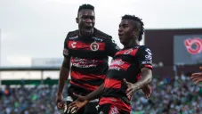 Jugadores de Xolos festejan un gol