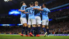 Jugadores del Manchester City se abrazan